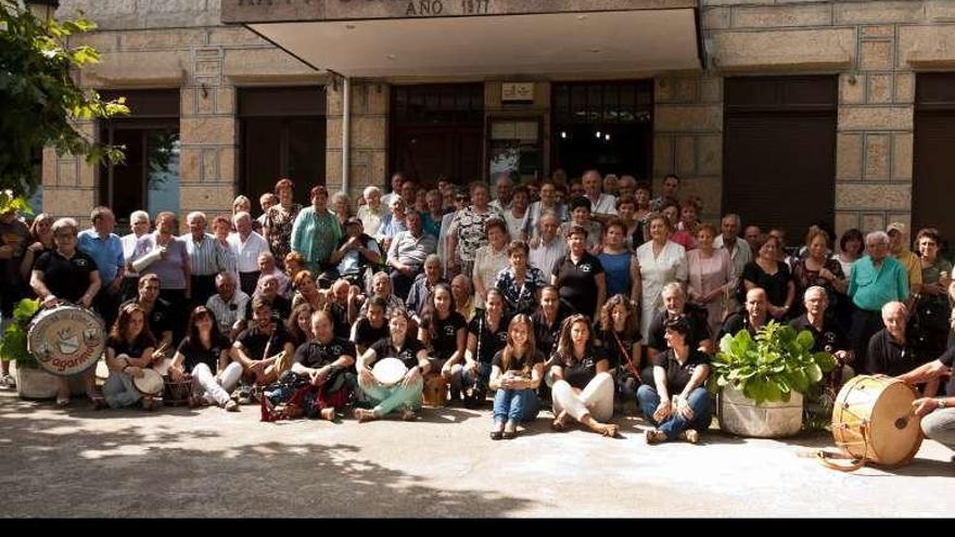 Miembros de la asociación delante de la sede. // D. P.