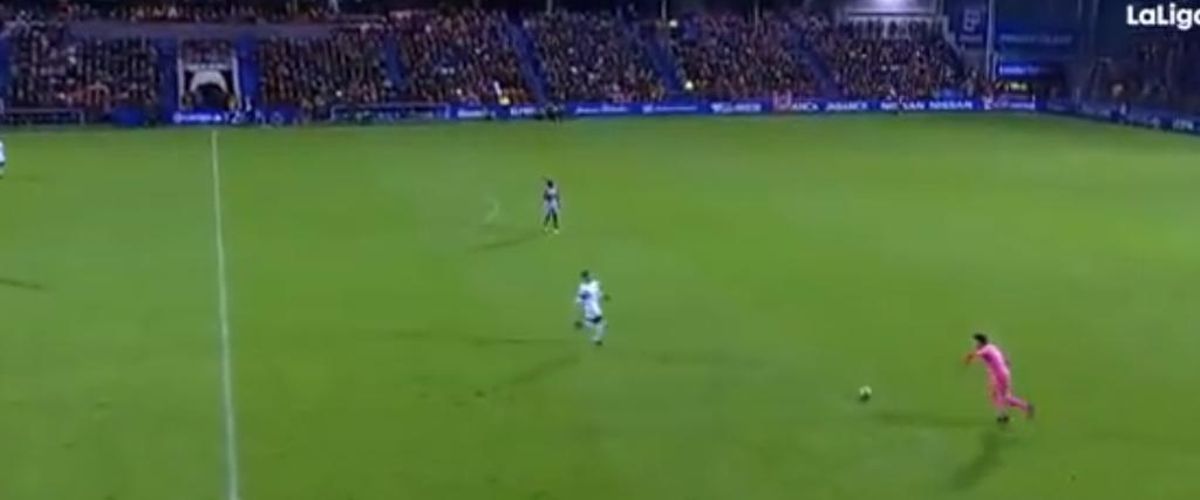 &quot;Ha sido un churro&quot;, reconoce el portero del Lugo tras el golazo al Sporting desde su propio campo