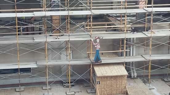 Un albañil esconde a 'Wally' a diario en la obra de enfrente de un hospital infantil