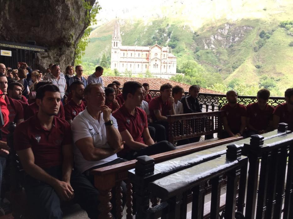 Visita de la plantilla sportinguista a Covadonga.