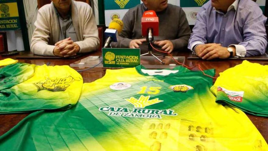 Manuel Yéboles, Nacho Teruelo y Narciso Prieto, en el acto de presentación celebrado en Caja Rural.