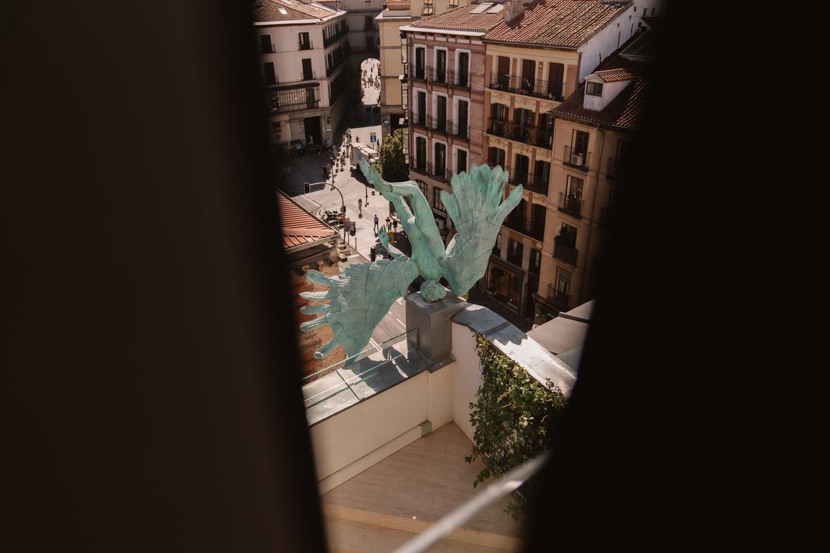 El 'Accidente Aéreo' de Miguel Ángel Ruiz Beato, estampado contra un edificio frente a la Plaza Mayor.