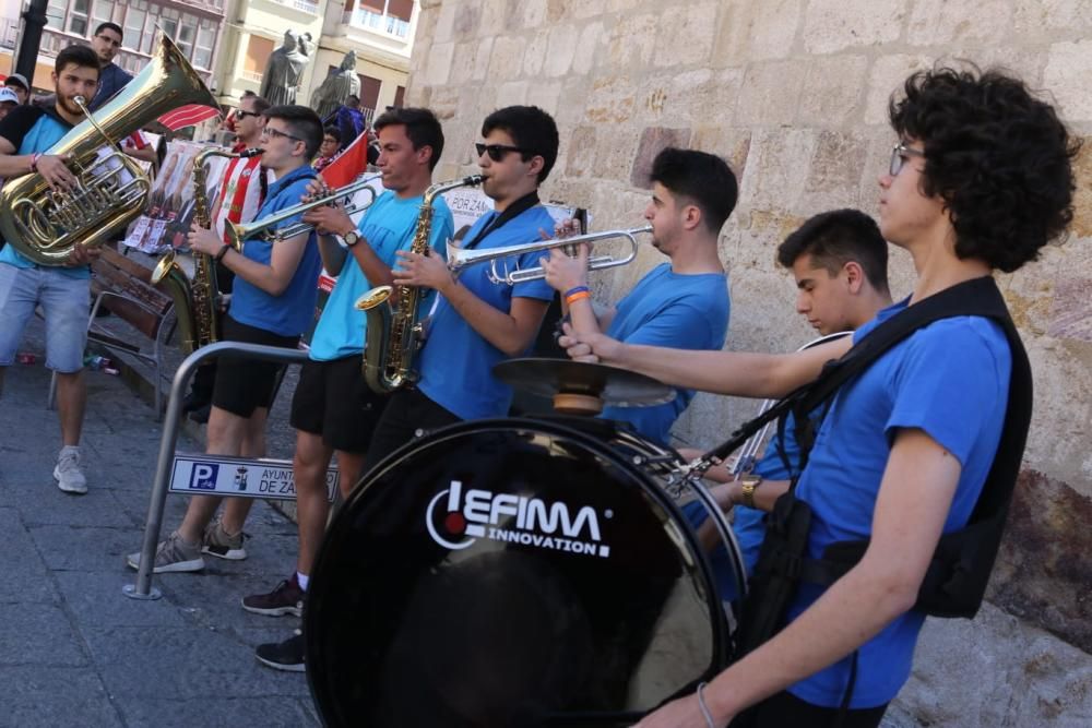 Espectacular ambiente previo al partido de play off Zamora CF - El Haro Deportivo