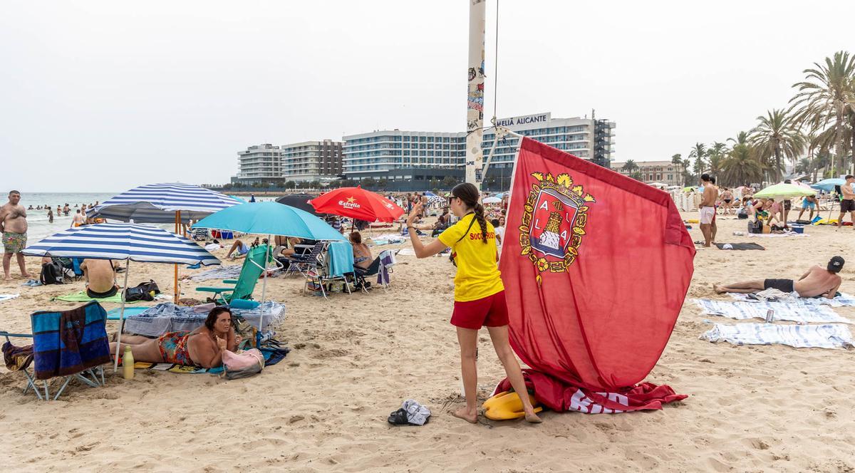 La alerta vacía el mar pero no el arenal del Postiguet