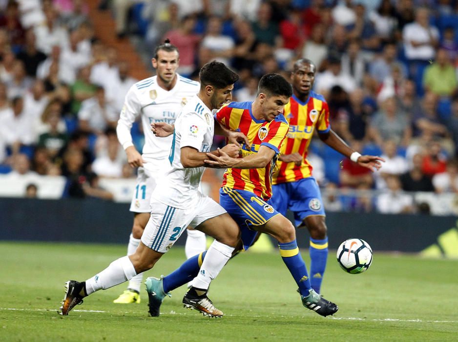 Instantes del partido disputado ayer entre el Valencia CF y el Real Madrid.