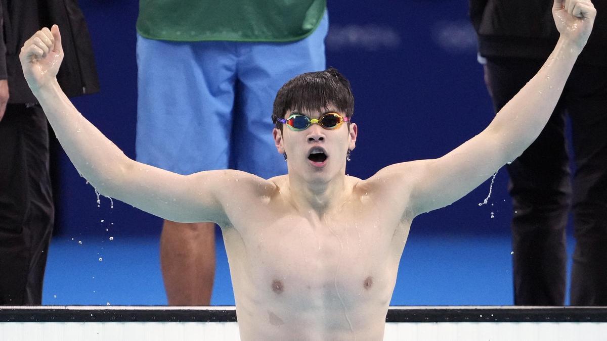 El nadador chino Pan Zhanle celebra su récord del mundo en los 100 libres.