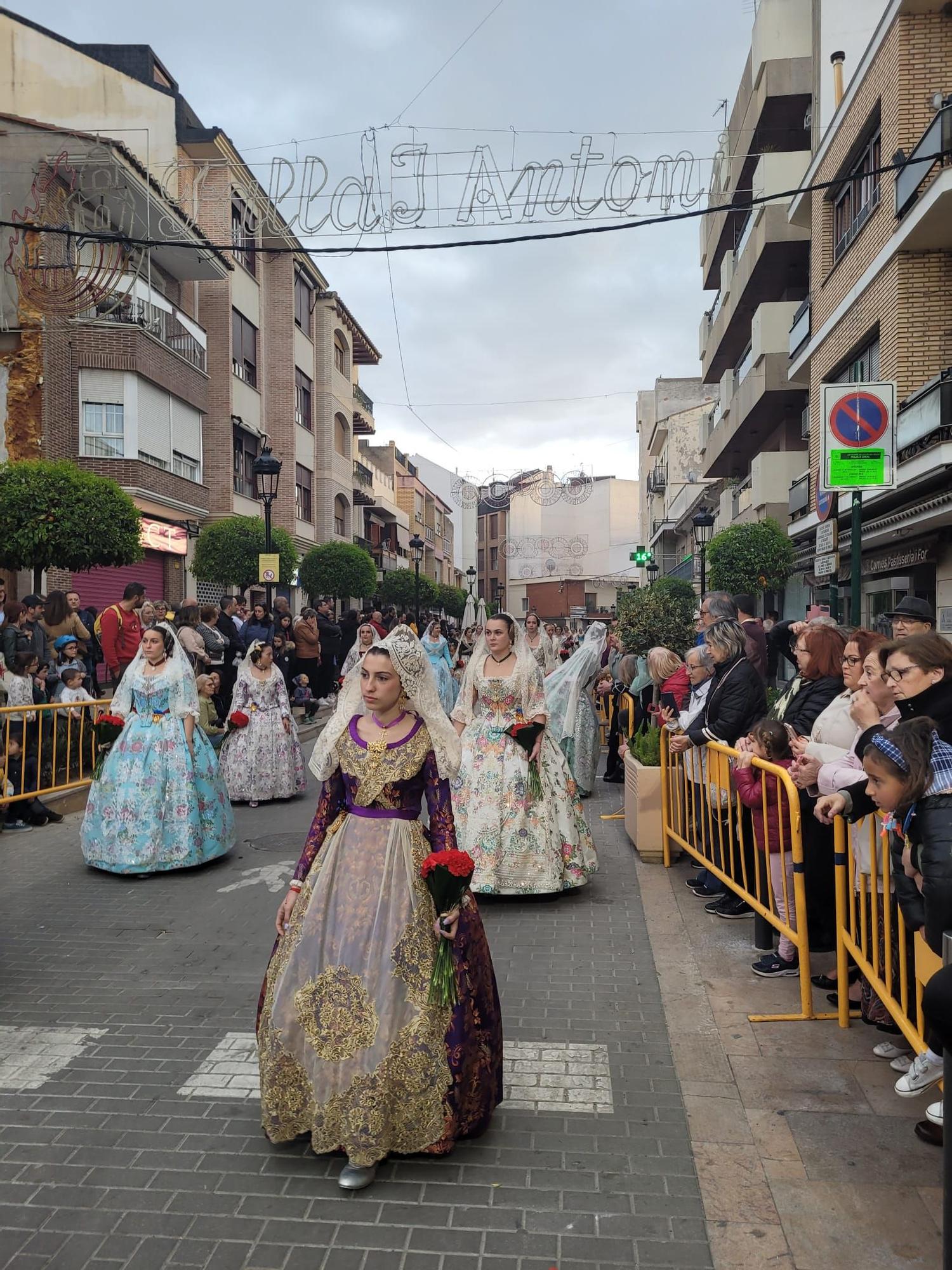 Las cuatro comisiones de l'Eliana ofrecen sus flores a la Virgen del Carmen