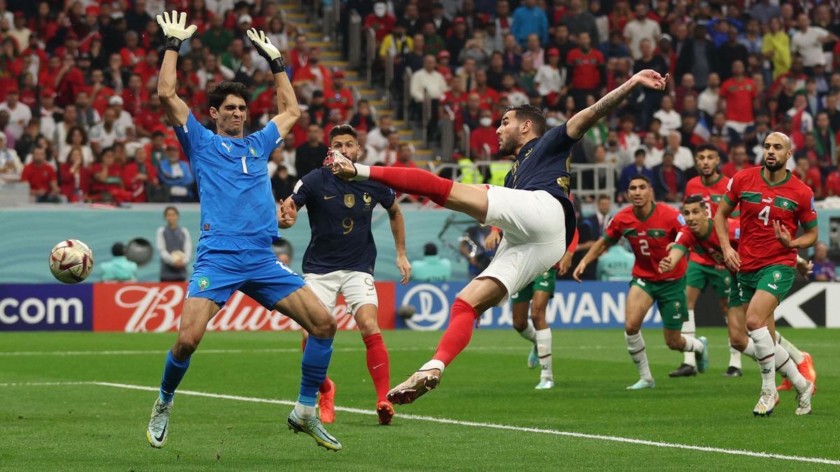 Theo Hernández marca el primer gol de Francia.