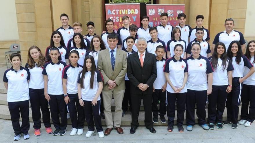 El director general de Deportes, Alonso Gómez López, posa junto a los judocas de la Región que participarán en el Nacional.