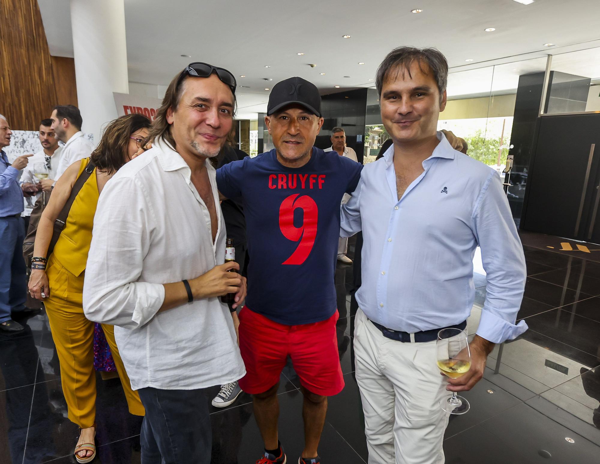 El guitarrista Vicente Amigo, posa durante el evento en el ADDA previo a la corrida, con  Richy Castellanos y el empresario de la Plaza de Toros de Alicante Nacho Lloret.jpg