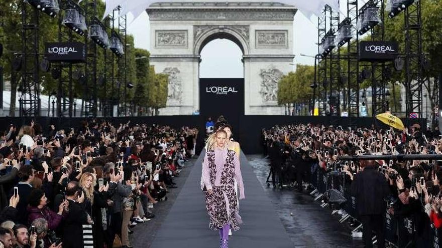 L&#039;Oréal monta un espectacular desfile en los Campos Elíseos