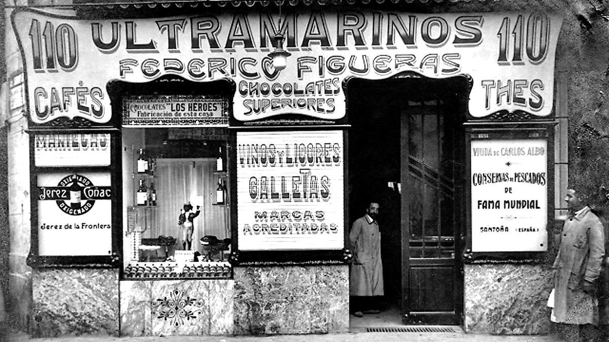 Ultramarinos de Federico Figueras Guillén, en el número 110 de la calle del Azoque, esquina con la calle de la Soberanía Nacional y la fachada orientada a la plaza del Pueblo