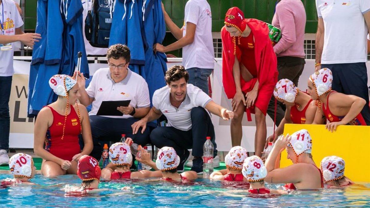 Miki Oca da instrucciones a las jugadoras españoles