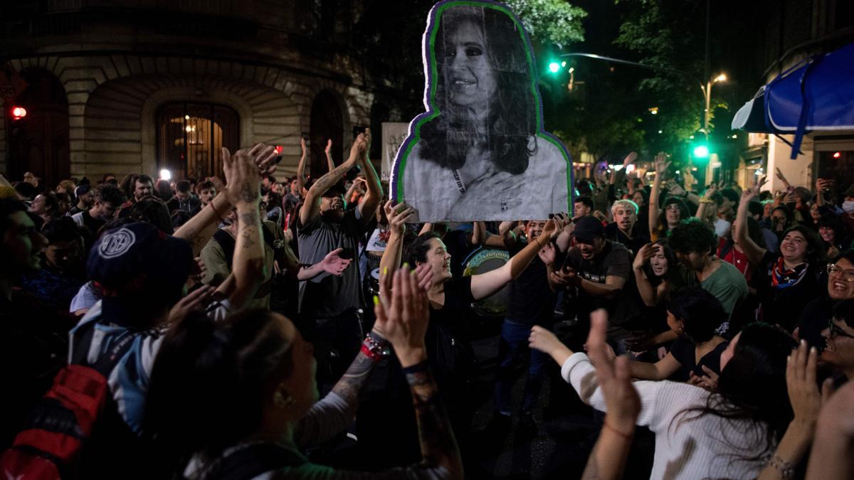 Simpatizantes de Cristina Fernández de Kirchner muestran su apoyo frente a su casa, este jueves en Buenos Aires.