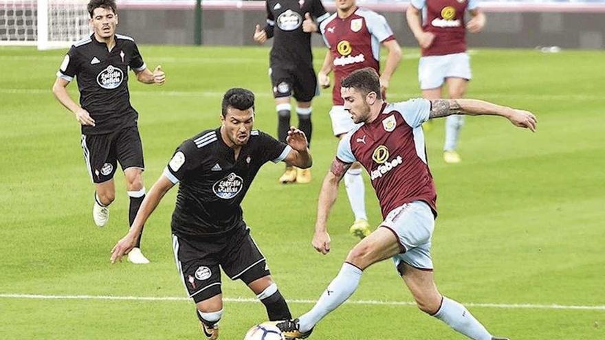 Jozabed y Aspas siguen la jugada de Cabral con un delantero del Burnley. // Burnley FC