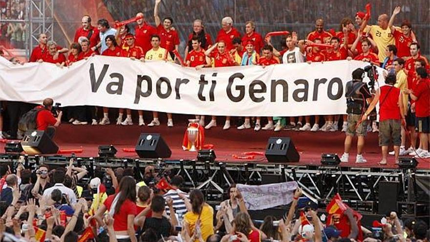 Los jugadores de la selección despliegan una pancarta en recuerdo de Genaro Borrás.