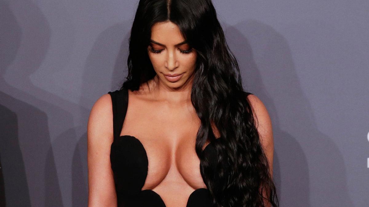 Kim Kardashian protagoniza la 'batalla' de escotes en la Gala amfAR de Nueva York