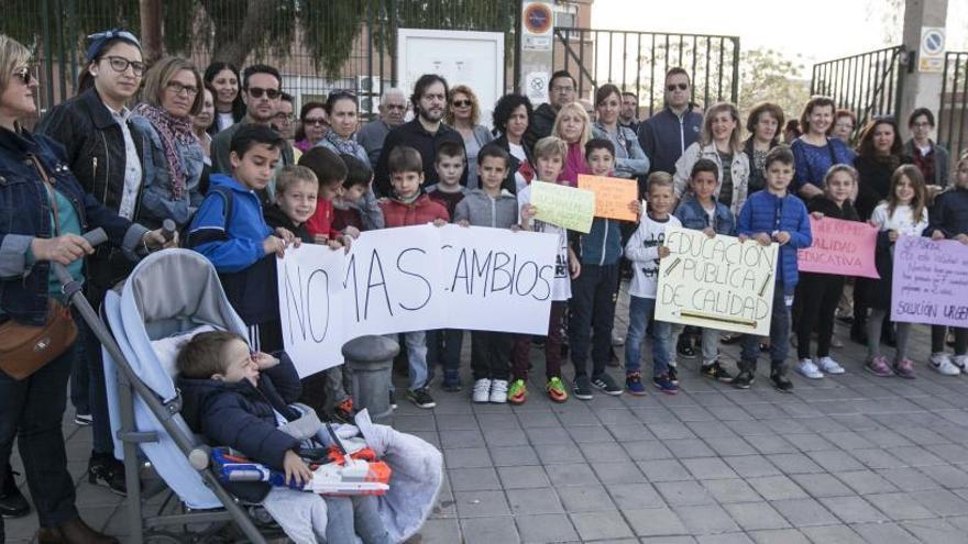 Los padres con sus hijos durante la protesta ante el centro el jueves