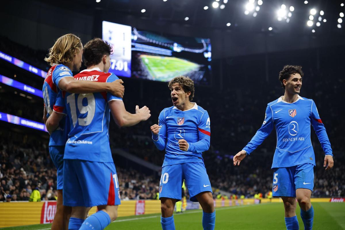 Los jugadores del Atlético celebran el gol de Julián Álvarez ante el Tottenham.