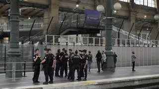 Las autoridades francesas detienen a varios sospechosos y blindan París