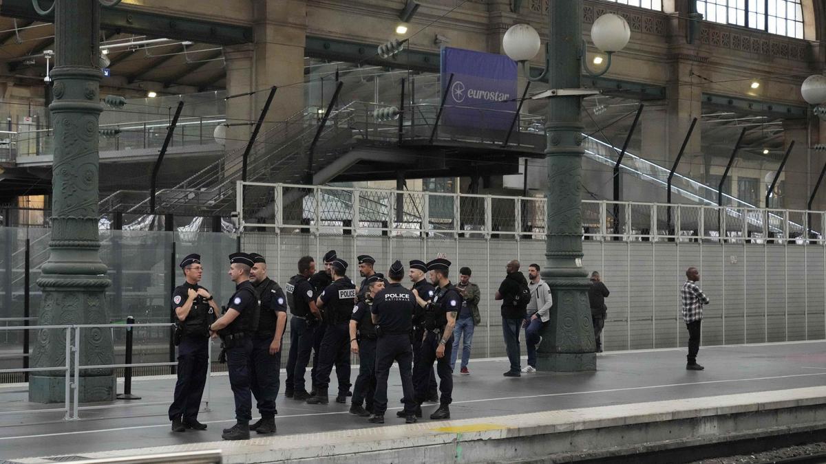Un grupo de policías franceses patrullan en el interior de la Gare du Nord de París, este viernes.