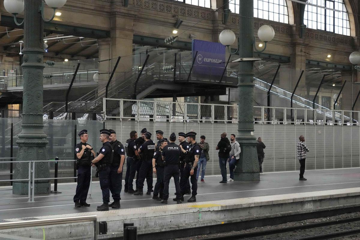 Un grupo de policías franceses patrullan en el interior de la Gare du Nord de París, este viernes.