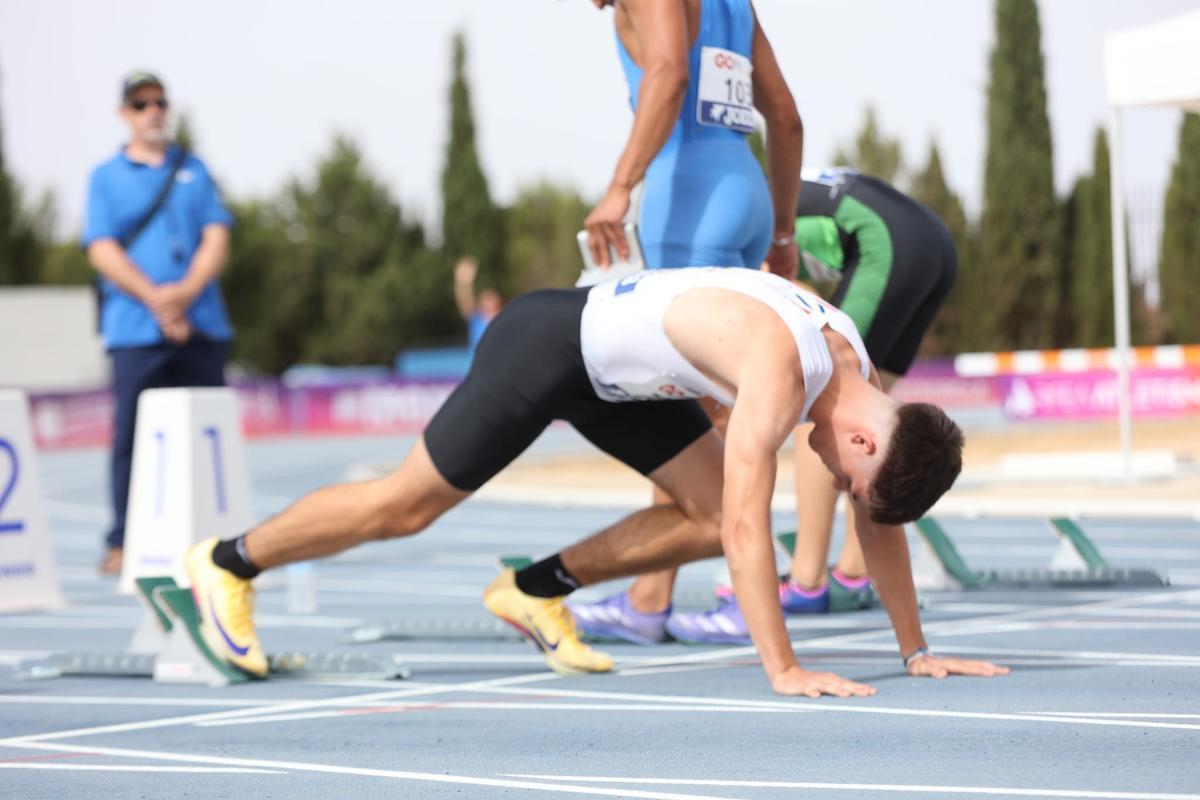 Hugo Pérez, en los tacos, preparándose para una carrera de 100 metros