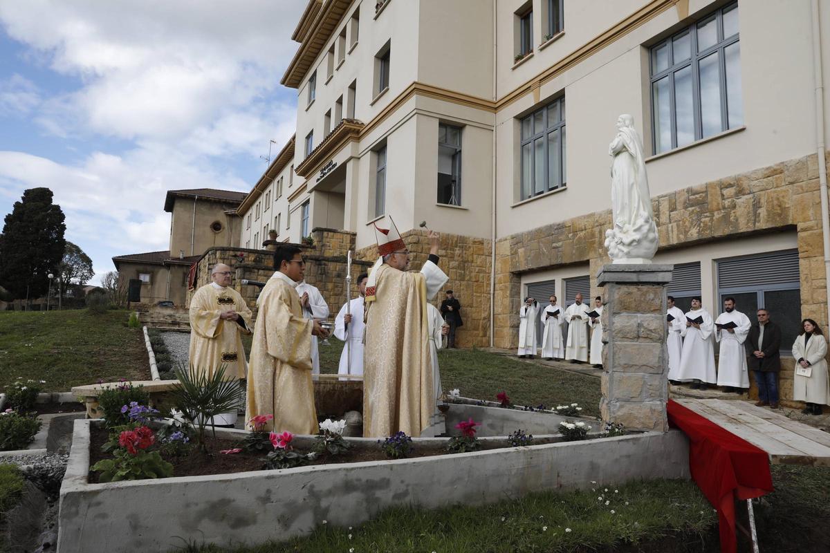 El Arzobispo de Oviedo, Jesús Sanz Montes, bendice la figura recién instalada.