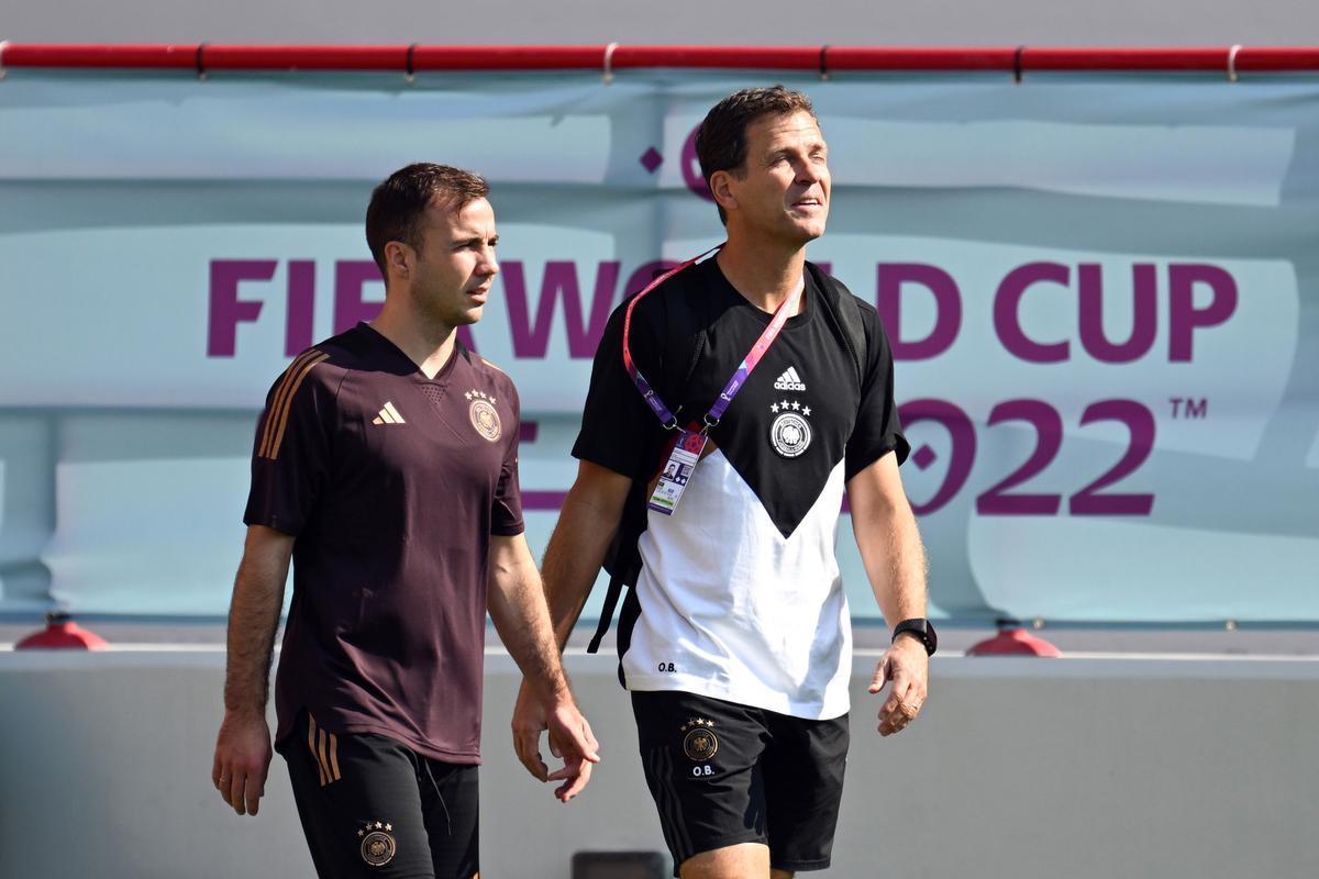 Mario Götze, junto al director deportivo de Alemania, Olivier Bierhoff.