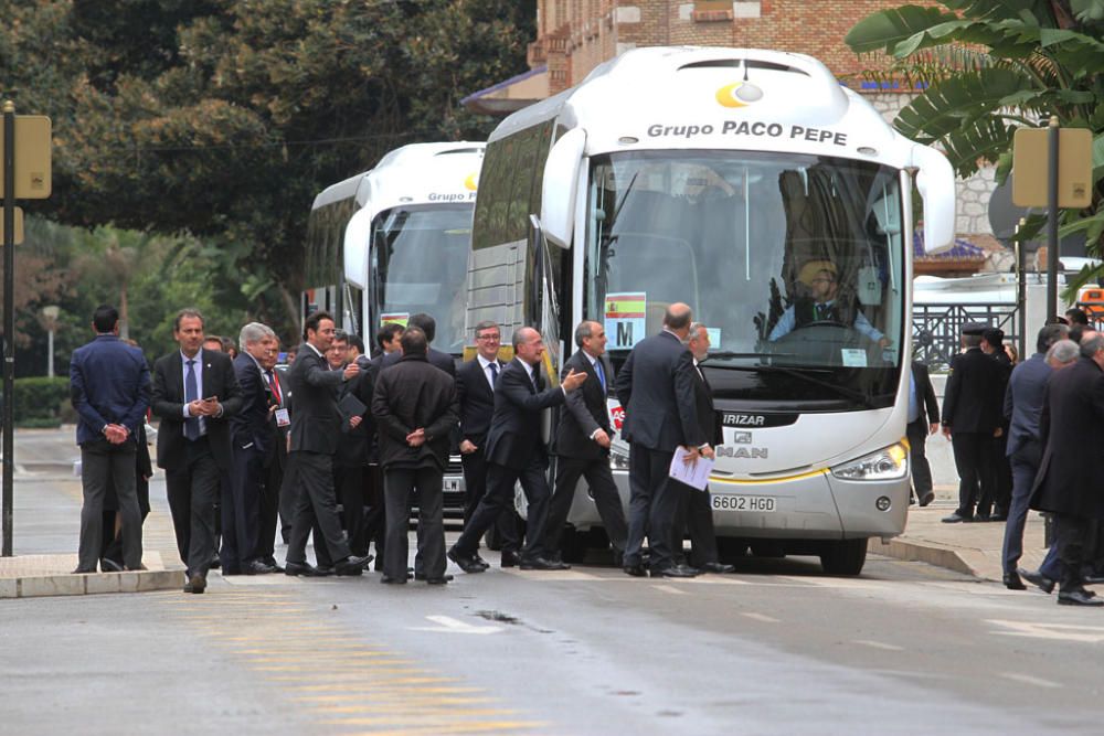 François Hollande y Mariano Rajoy son recibidos con honores junto al Ayuntamiento de Málaga. Antes del almuerzo, han visitado el Museo de Málaga.