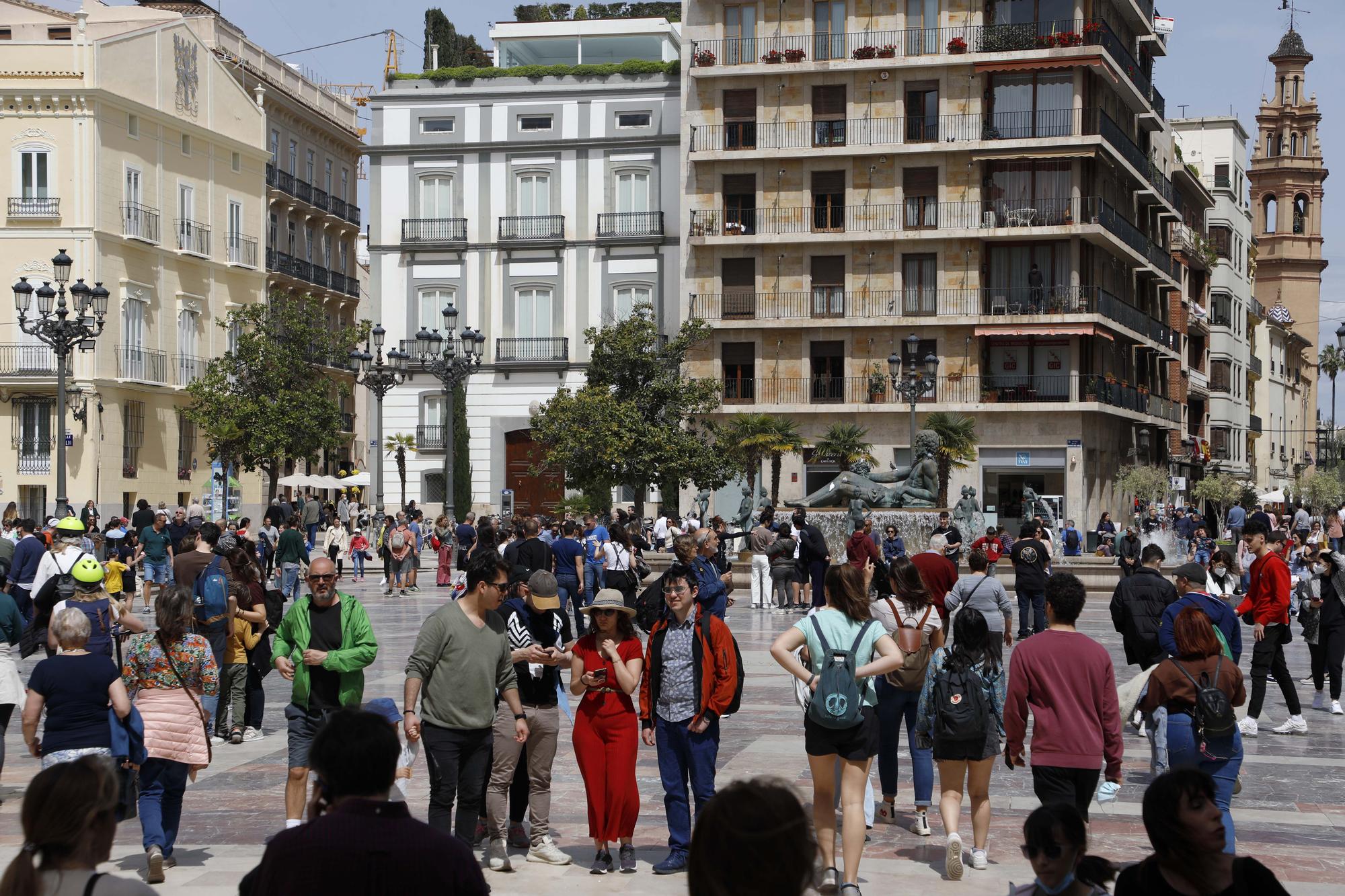 El buen tiempo y las vacaciones sacan a la gente a las calles de València