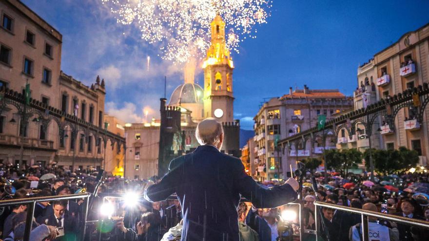 Un Himno multitudinario da la bienvenida a las Fiestas de Alcoy