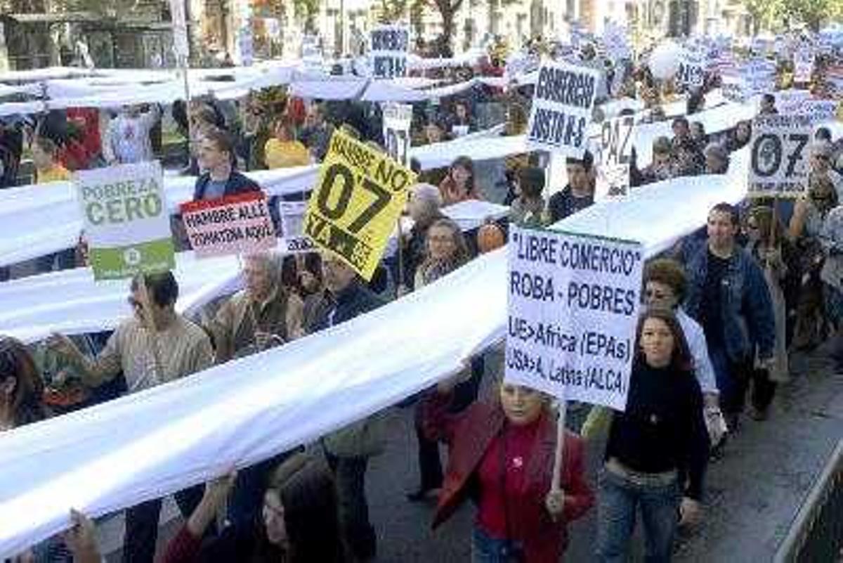 Miles de ciudadanos salen a la calle en Madrid para pedir más hechos ...