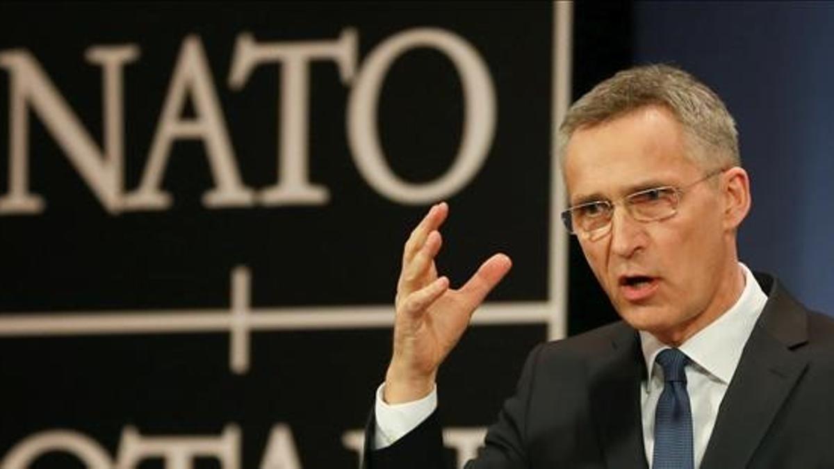 El secretario general de la OTAN , Jens Stoltenberg, ofrece una rueda de prensa.