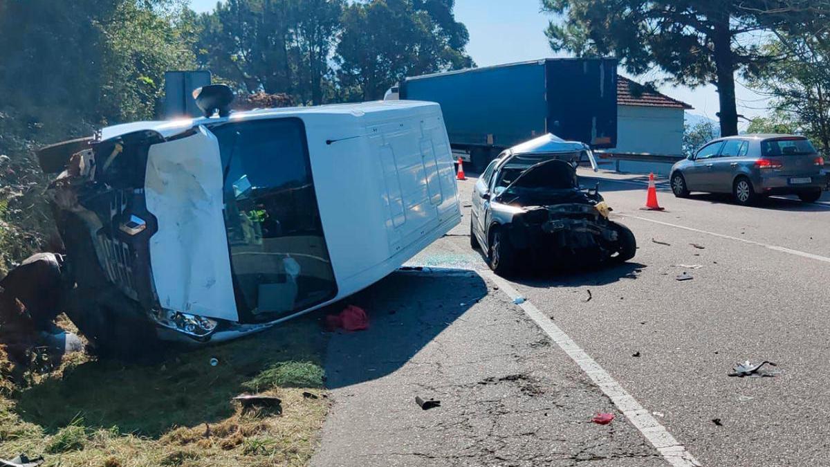 Imagen de los vehículos más afectados por el accidente de tráfico