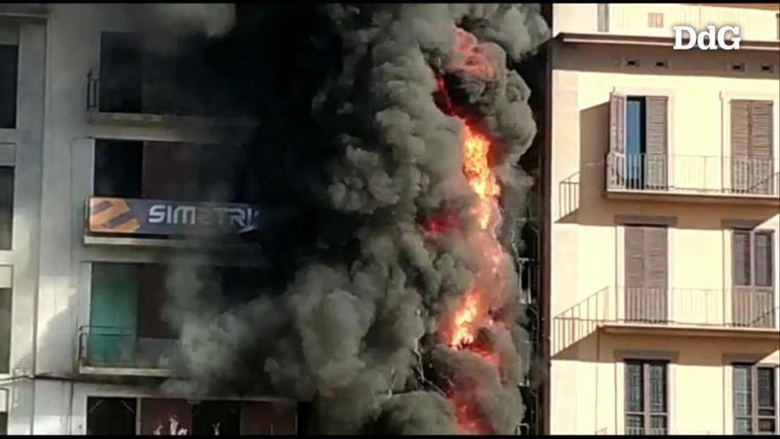 Incendi en el carrer del Carme de Girona en un bloc de pisos en rehabilitació