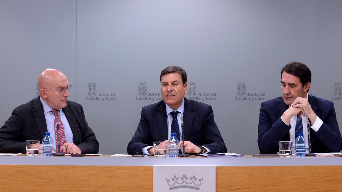 Jesús Julio Carnero (izquierda), con Carlos Fernández Carriedo y Juan Carlos Suárez Quiñones tras el último Consejo de Gobierno de la Junta