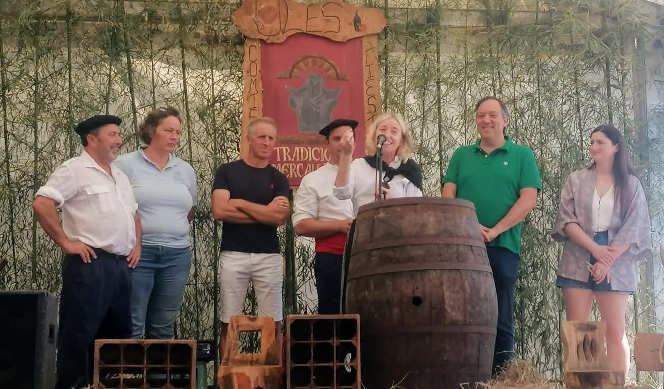 Lleno total en el Mercáu Tradicional de Oles: así se vive una de las citas del verano en Villaviciosa