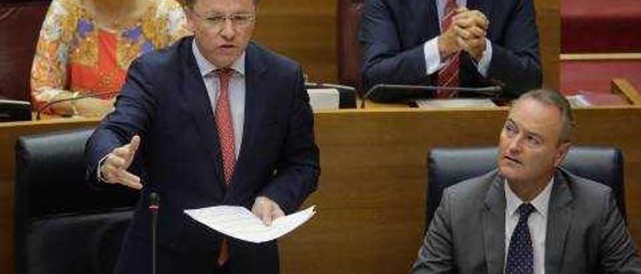 Juan Carlos Moragues, en una intervención en las Corts, junto al presidente Fabra.