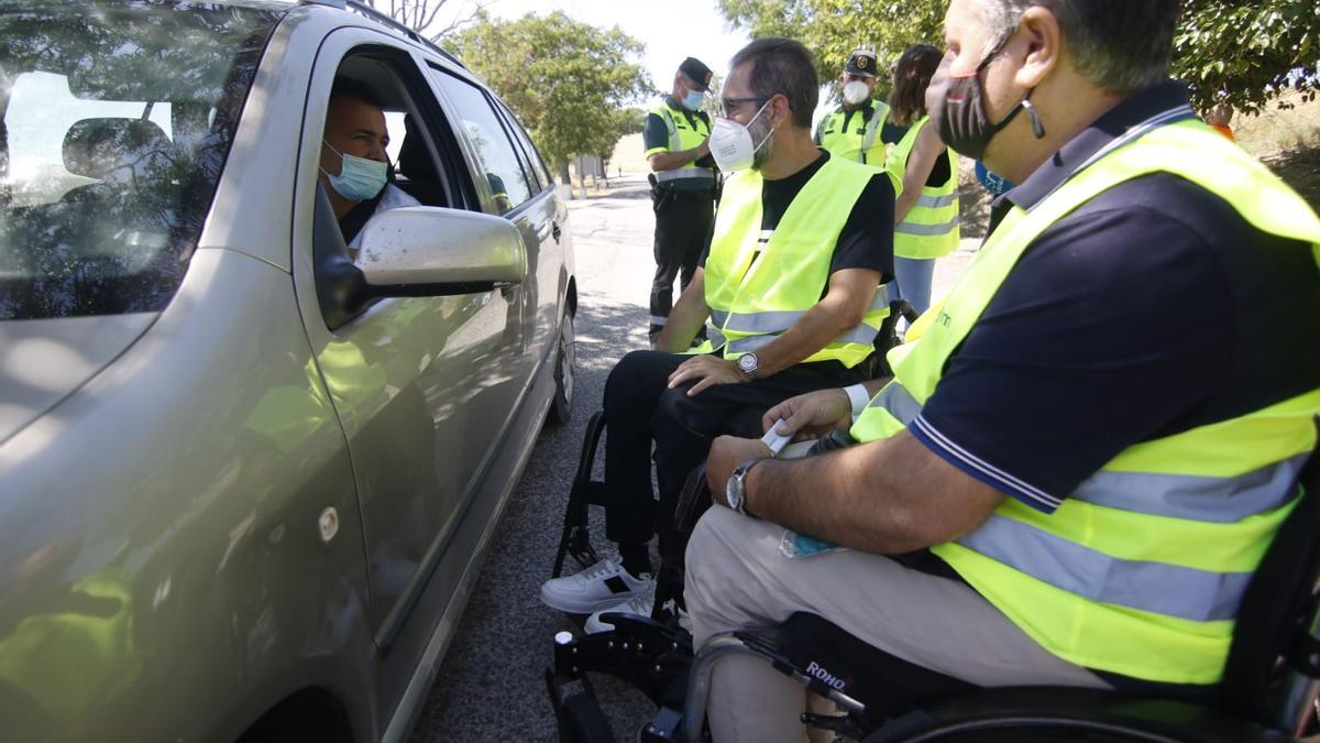 Paco Pedrosa y Manuel Castaño conversan con un conductor, recién sancionado por exceso de velocidad este miércoles en Córdoba.
