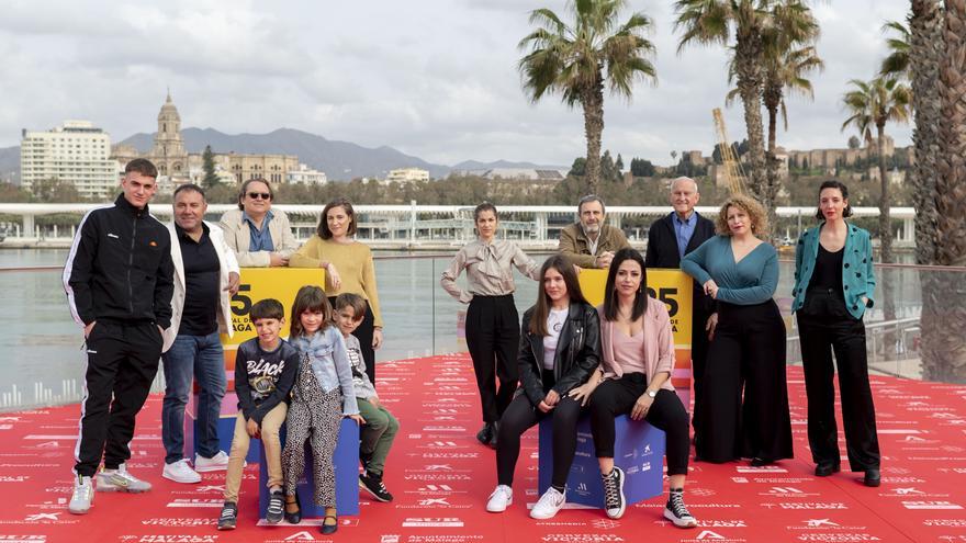 La directora, Carla Simón, posa con el equipo y reparto de la película ‘Alcarras’ en el 25 Festival de Málaga