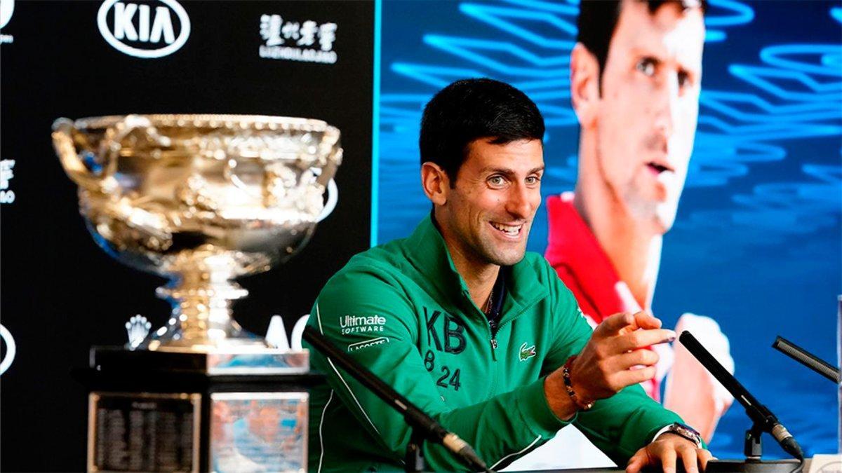 Djokovic posando con su último Open de Australia