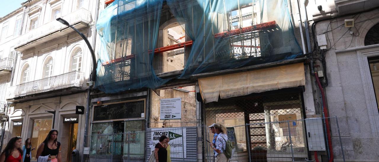 Exterior del edificio de Príncipe número 25, con trabajos actuales de demolición.