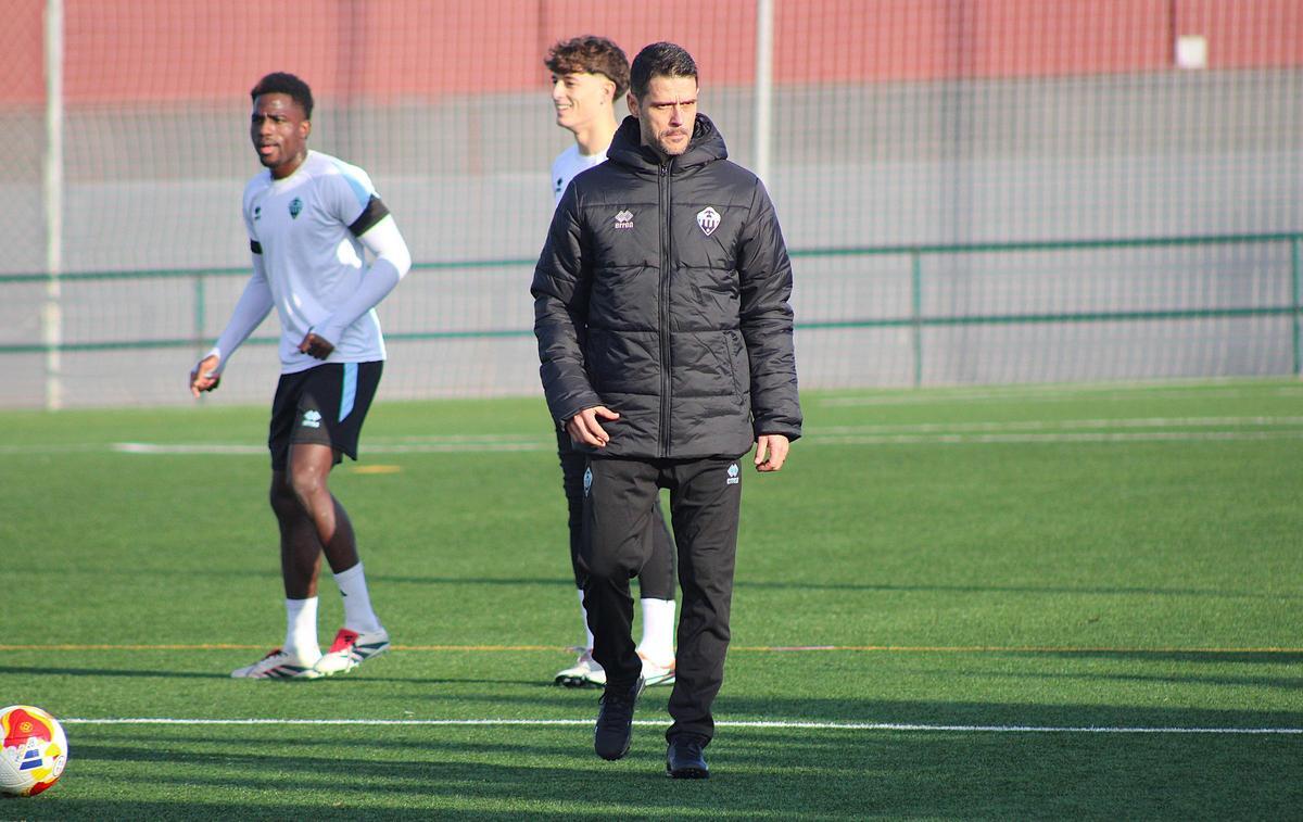 Óscar López, entrenador del Castellón B, en un entrenamiento.