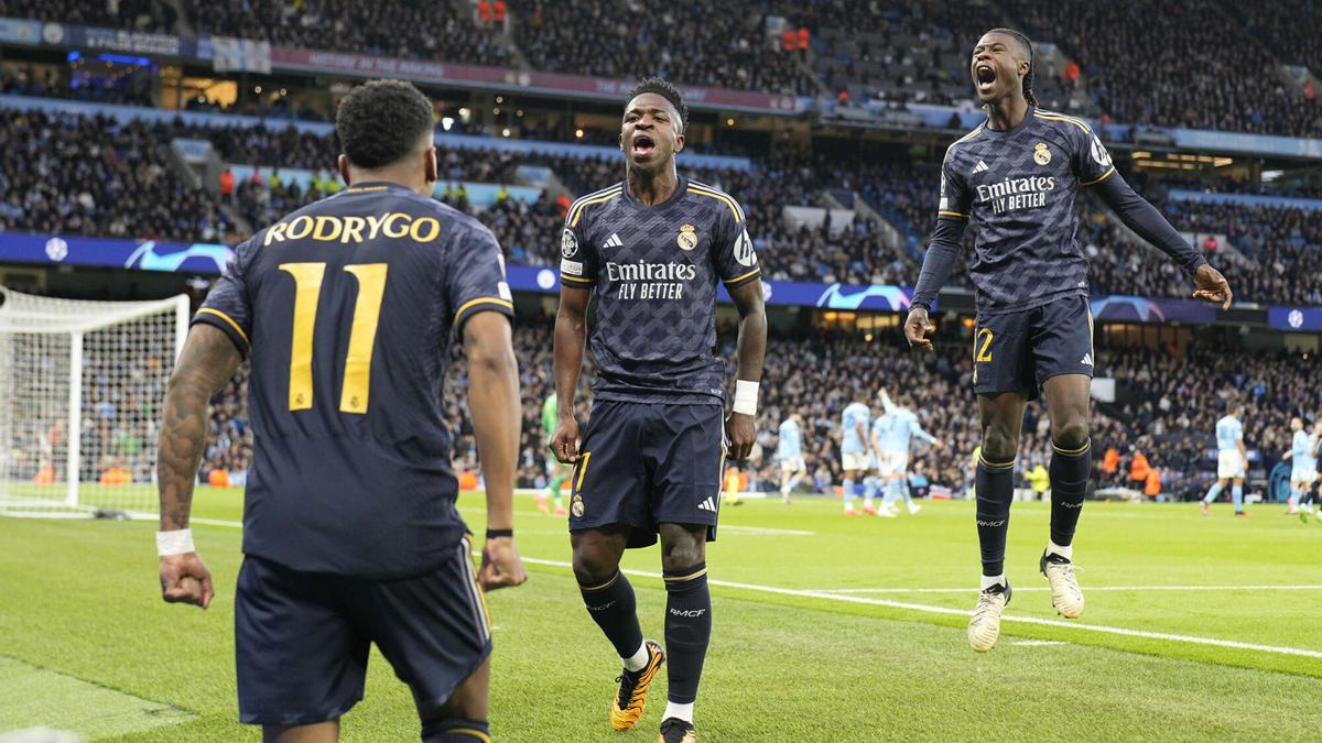 Rodrygo, Vinicius y Camavinga celebran un gol
