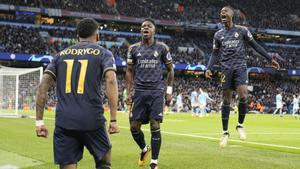 Rodrygo, Vinicius y Camavinga celebran un gol