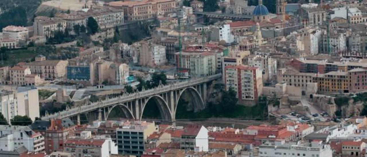 Imagen general de Alcoy en la que se puede apreciar el casco urbano, así como el puente de San Jorge a la izquierda.