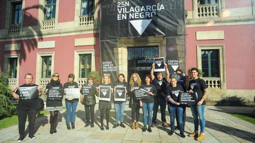 Presentación de la campaña contra la violencia de género frente al Concello de Vilagarcía, cuya fachada luce una gran pancarta. // Iñaki Abella