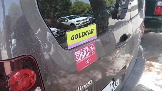 Arran pega más de mil adhesivos contra los coches de alquiler