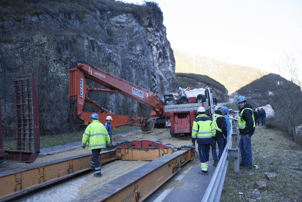 Cae una montaña y sepulta el acceso a Caso